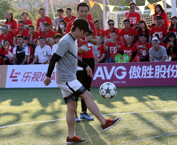 آخرین اخبار شرکت بازی فوتبال خیریه Feng Xiaoting دیروز برگزار شد و عشق به آینده فوتبال چین را تقدیم کرد  2